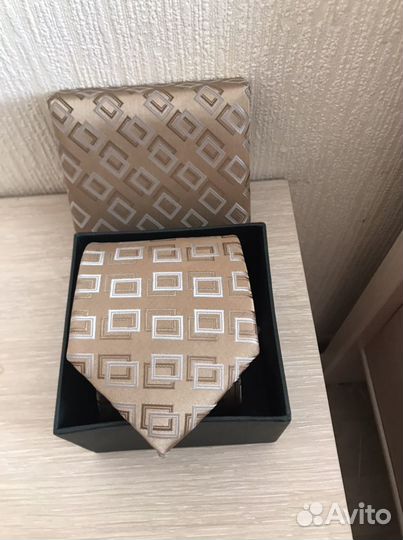 Новый мужской галстук в подарочной коробочке