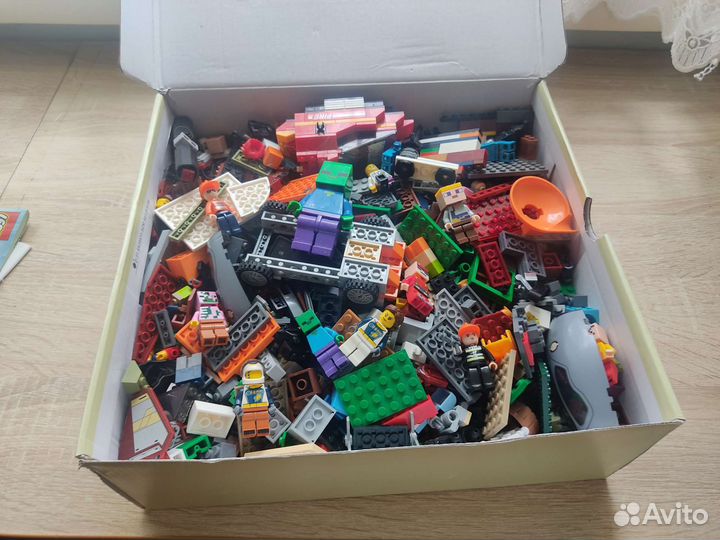 Большая коробка с Lego