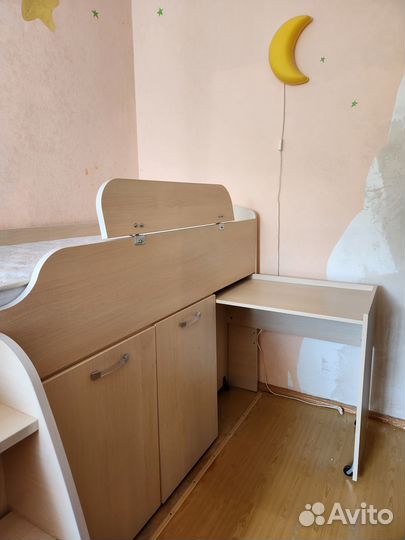 Кровать чердак со столом и шкафом