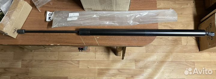 Амортизатор багажника Volkswagen Transporter T5