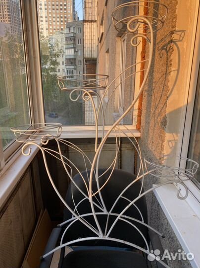 Подставка для цветов металлическая