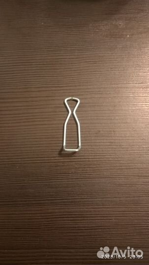 Шпилька фиксации колеса коляски