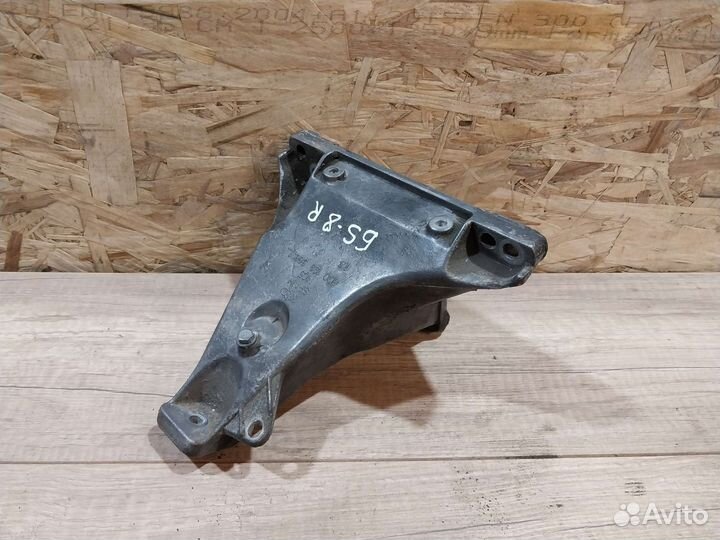 Кронштейн двигателя правый Volkswagen Passat B5