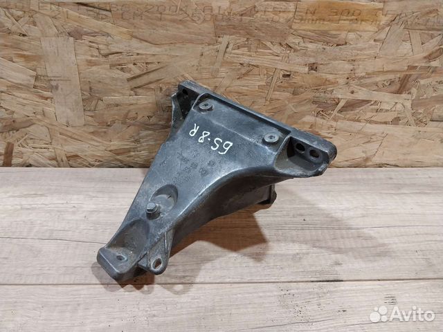 Кронштейн двигателя правый Volkswagen Passat B5