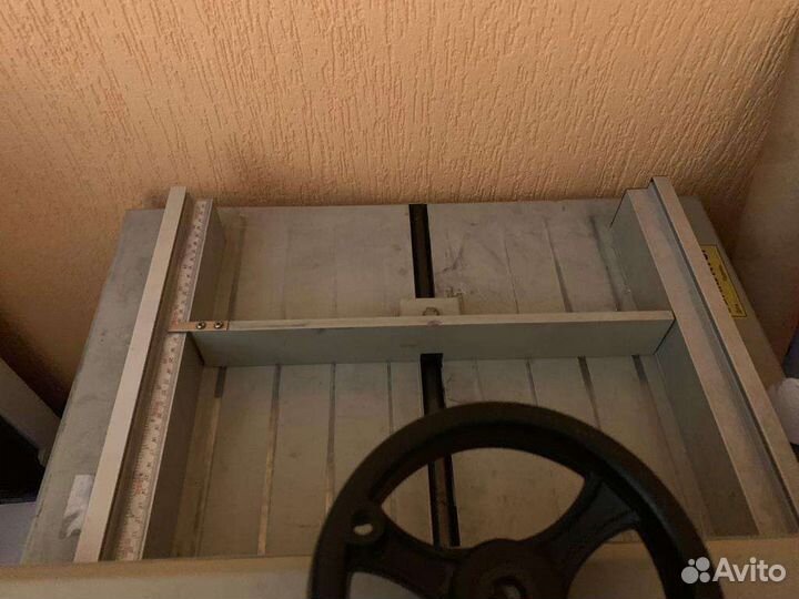 Гильотинный резак для бумаги