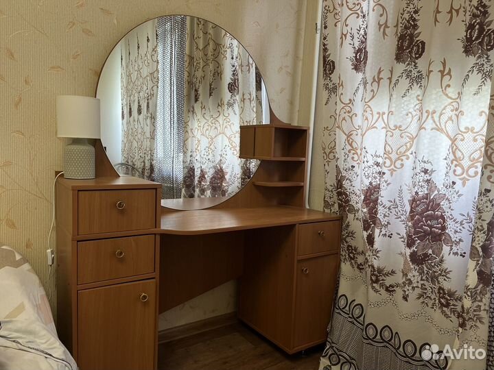 Туалетный столик с зеркалом