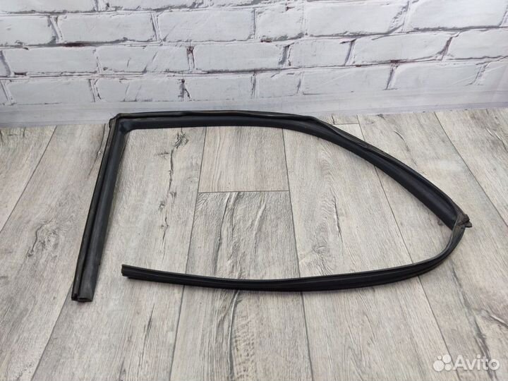 Уплотнитель двери передний правый Maxima A32