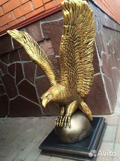 Орел на полушаре скульптура