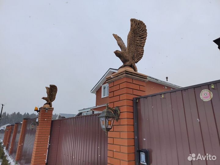 Орел на полушаре скульптура