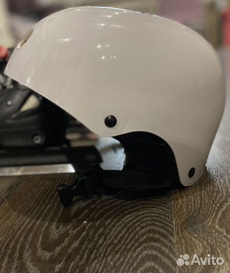 Горнолыжный шлем и коньки