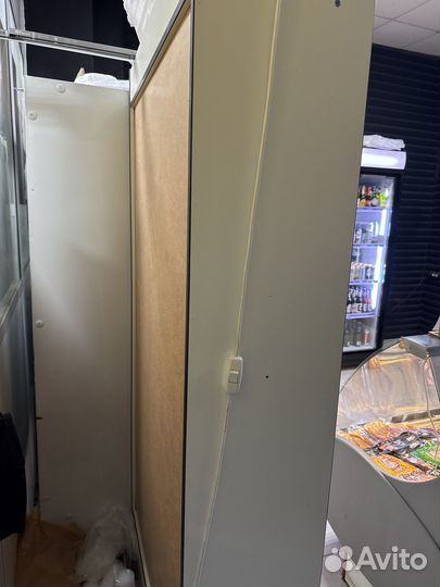 Стеллаж со стеклянными дверцами