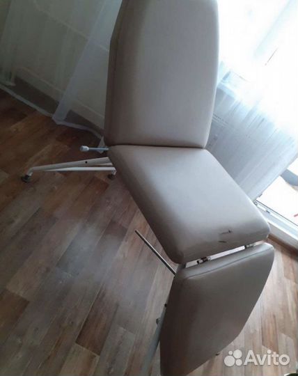 Педикюрное кресло и кушетка