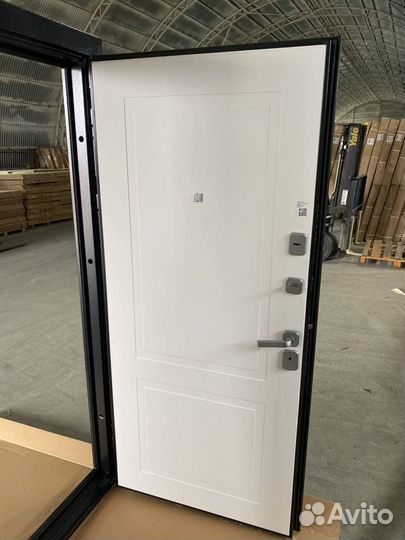 Дверь входная 9 см «Феррони Серебро Велюр» Белый