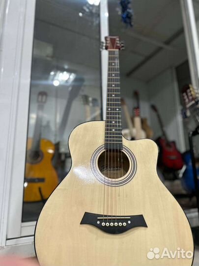 Акустическая гитара натуральное дерево