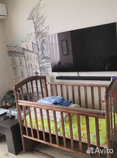 Детская кроватка с поперечным маятником