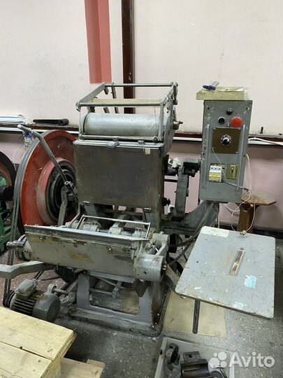 Тигельный пресс с тиснение