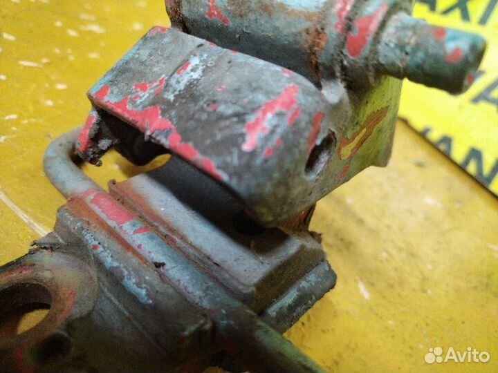 Петля двери передняя правая Audi A6 C6 2008