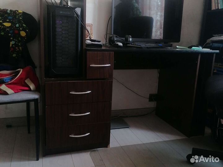 Компьютерный стол