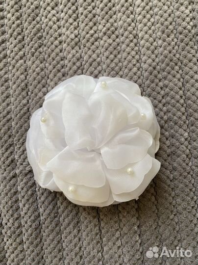 Школьные банты для волос белые + школьные броши