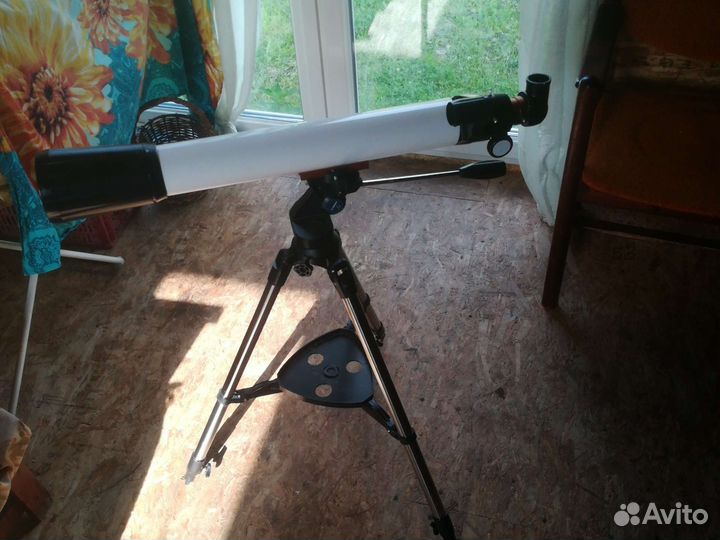 Телескоп с треногой