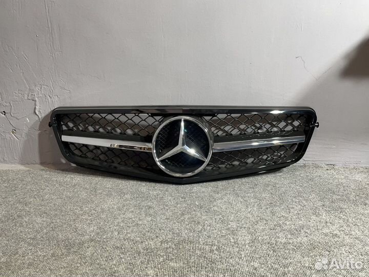 Решетка на W204