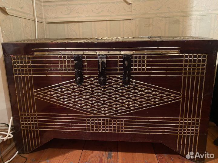 Сундук старинный