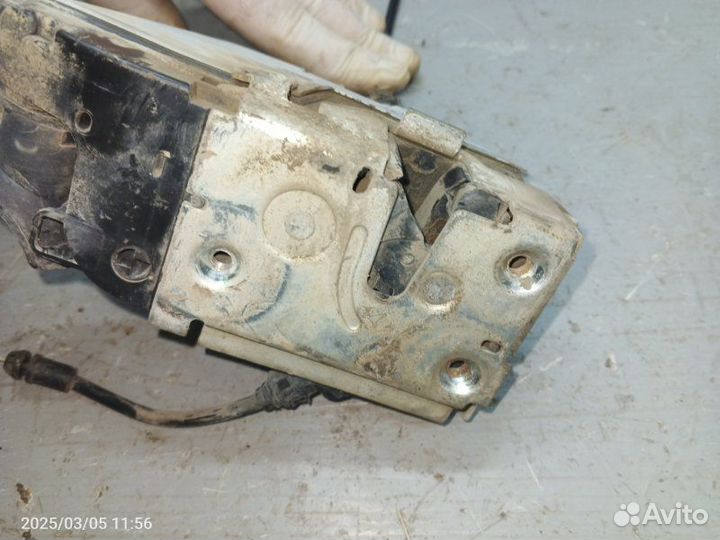 Замок двери передний левый Renault Megane K4M 2008