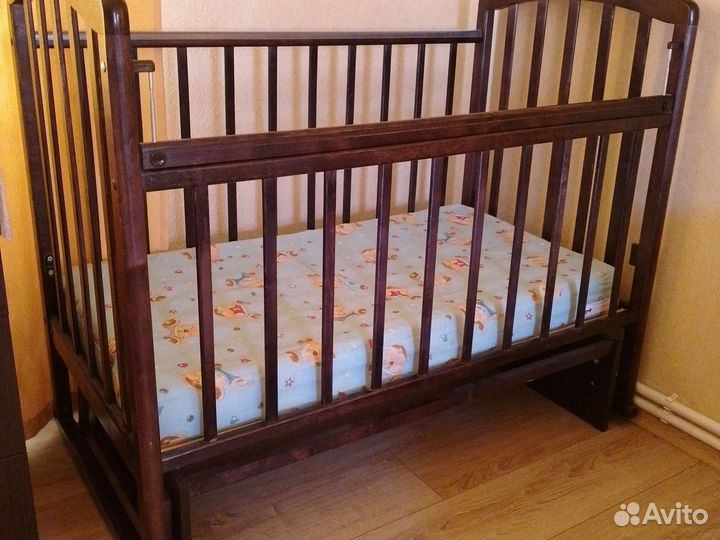 Детская кроватка с продольным маятником