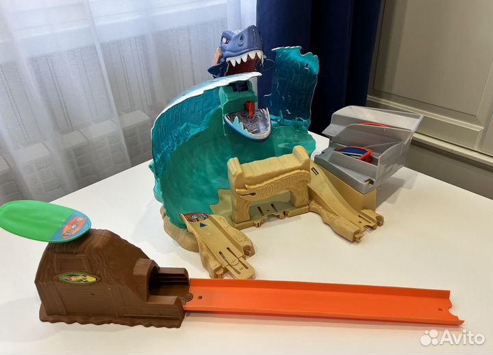 Трек Hot Wheels GWT35 Схватка с акулой