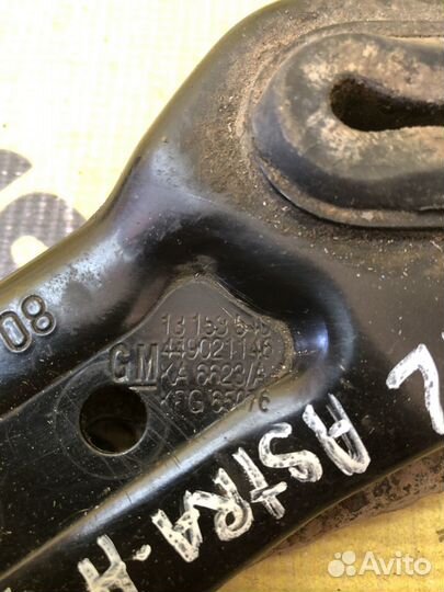 Кронштейн радиатора правый нижний Opel Astra H