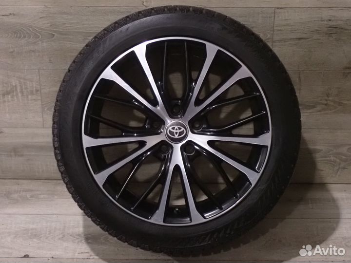 Комплект колес R18 на Toyota Camry