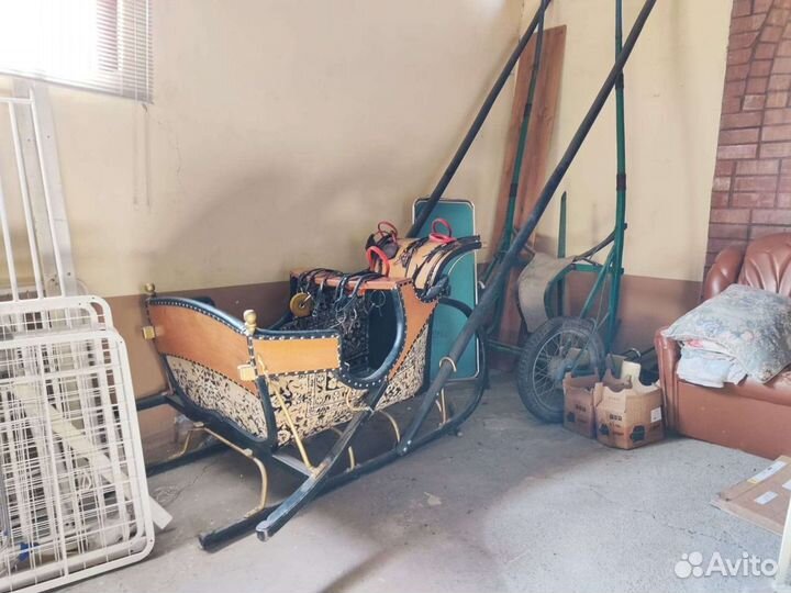 Продаются сани,2 качалки,и збруя для лошадей