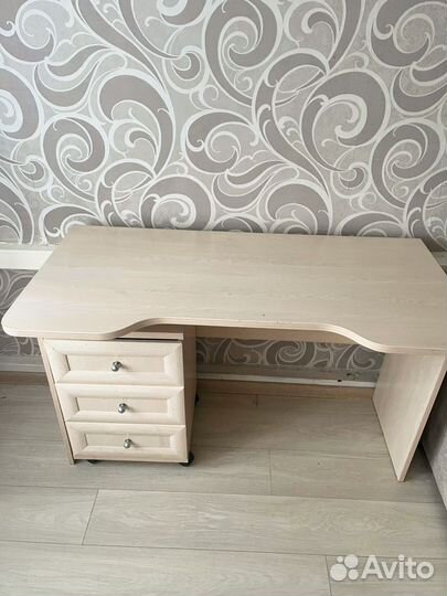 Кровать и стол