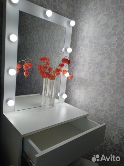 Стол гримёрный