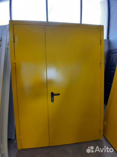 Заводская стальная дверь с отделкой в тамбур