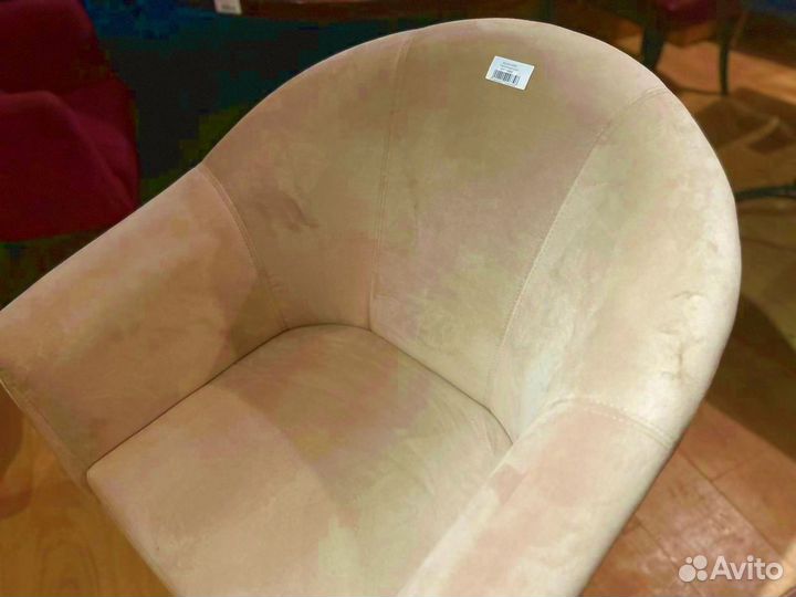 Кресло из велюра на ножках