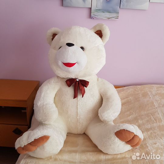 Большой плюшевый медведь