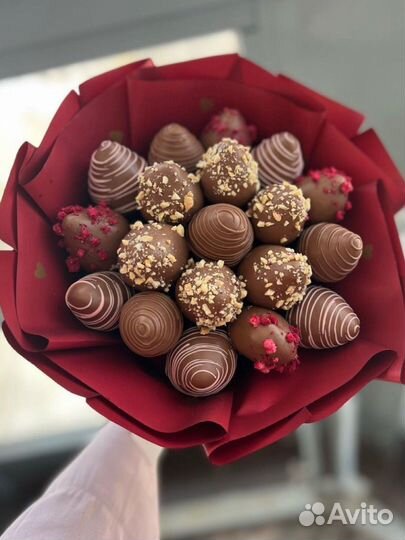 Клубника в шоколаде букеты с цветами 8 марта