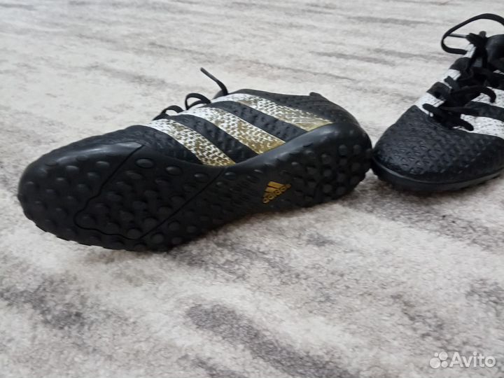 Футбольные бутсы adidas