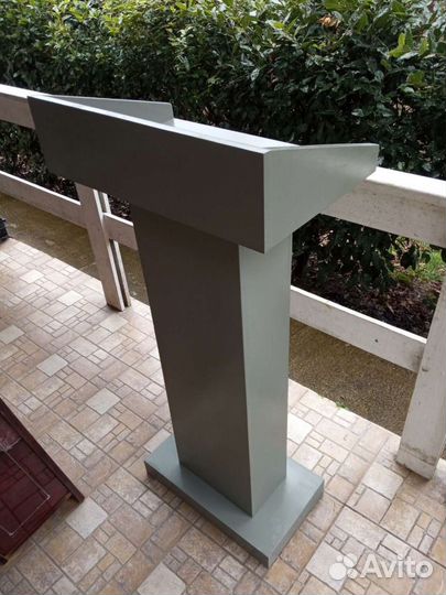 Стойка встречи гостей