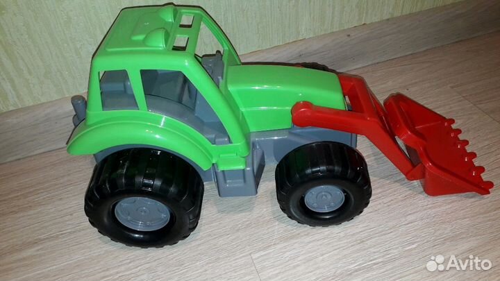 Новый большой трактор 