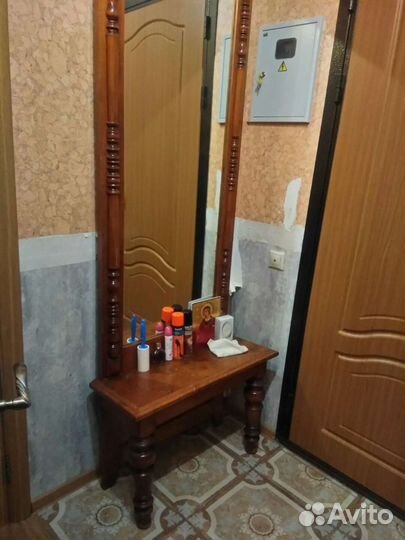 Старинное зеркало с консолью, трюмо