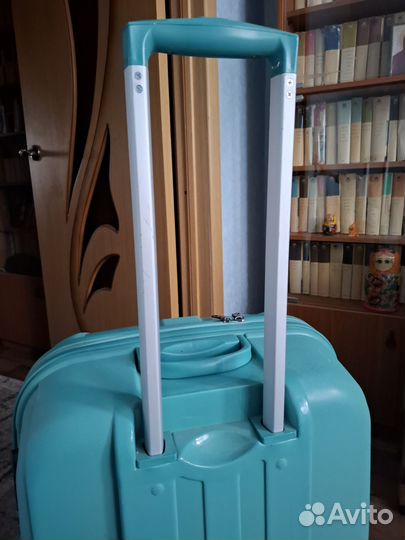 Чемодан на колесах размер m