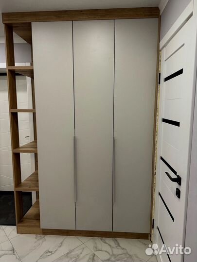 Шкаф распашной с полками