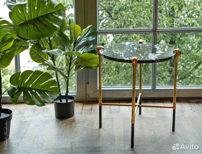 Эксклюзивный дизайнерский стол из мрамора и латуни