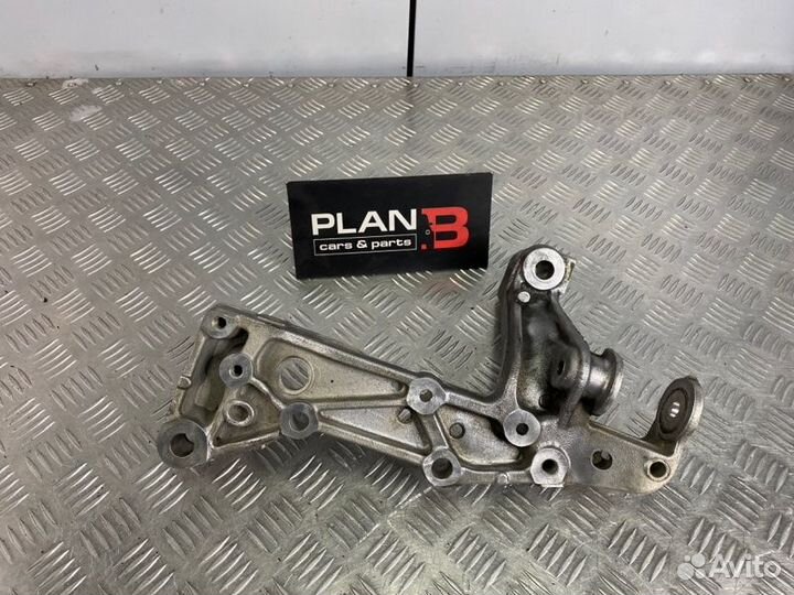 Кронштейн рычага передний правый Volkswagen Golf