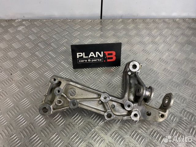 Кронштейн рычага передний правый Volkswagen Golf