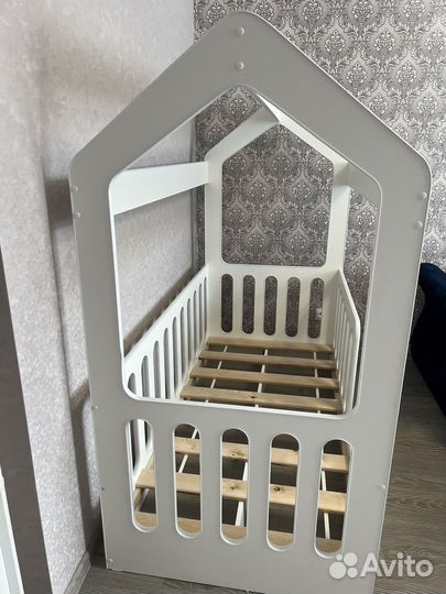 Продам кроватку домик
