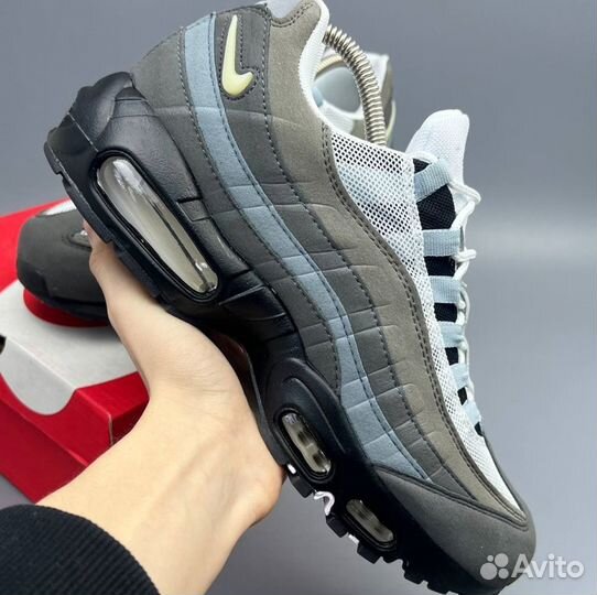 Серые кроссовки Nike Air Max 95