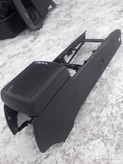 Подлокотник Volkswagen Touareg 7L